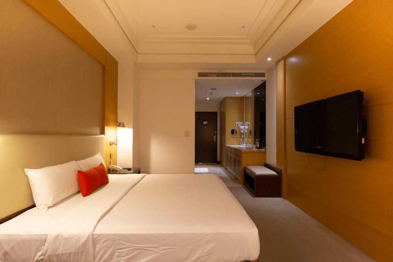 Ever Delightful Business Hotel Chiayi Exterior foto
